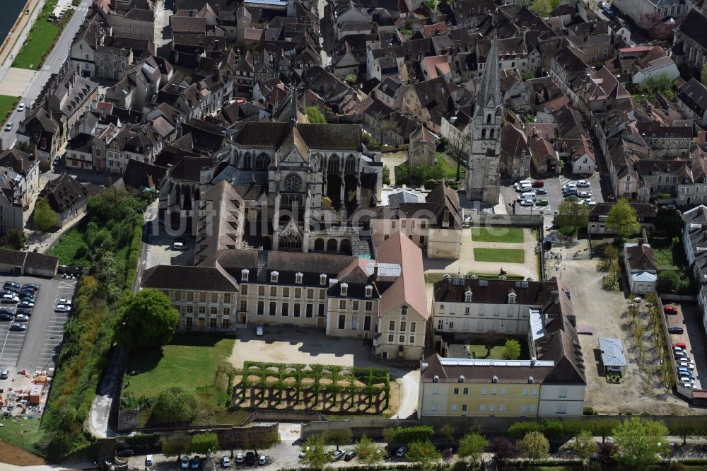 Auxerre aus der Vogelperspektive: Palais des Schloss Saint-Germain d'Auxerre am Place Saint-Germain in Auxerre in Bourgogne Franche-Comté, Frankreich