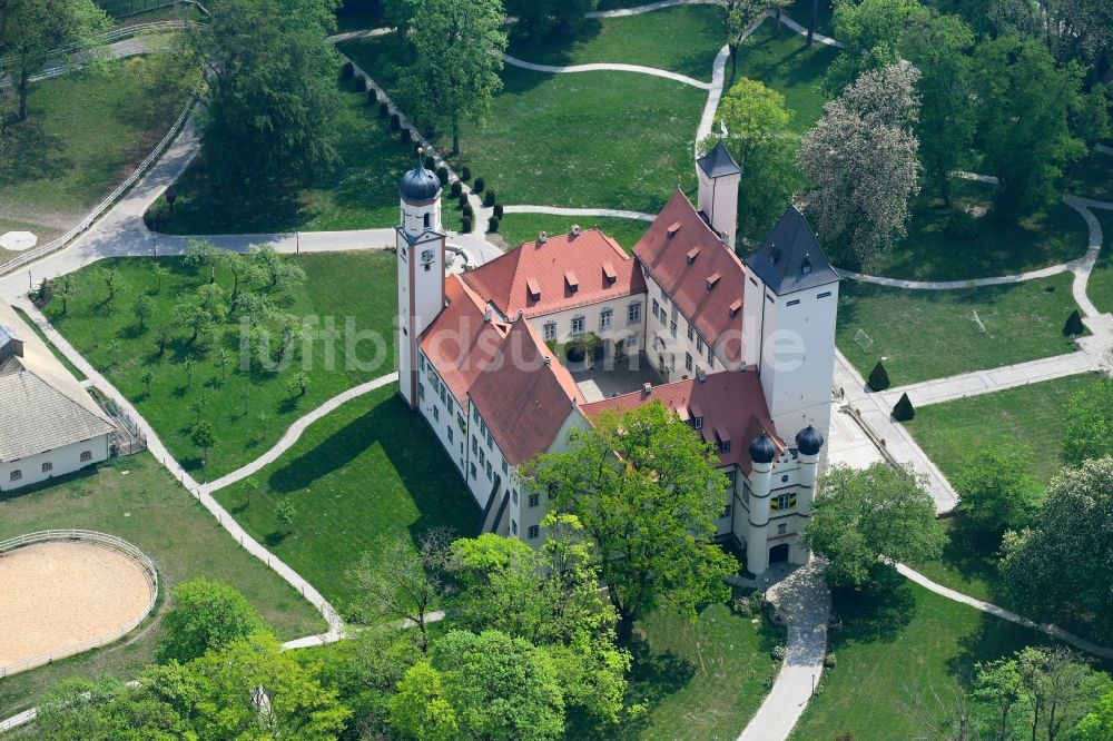 Steindorf aus der Vogelperspektive: Palais des Schloss Schloss Hofhegnenberg in Steindorf im Bundesland Bayern, Deutschland