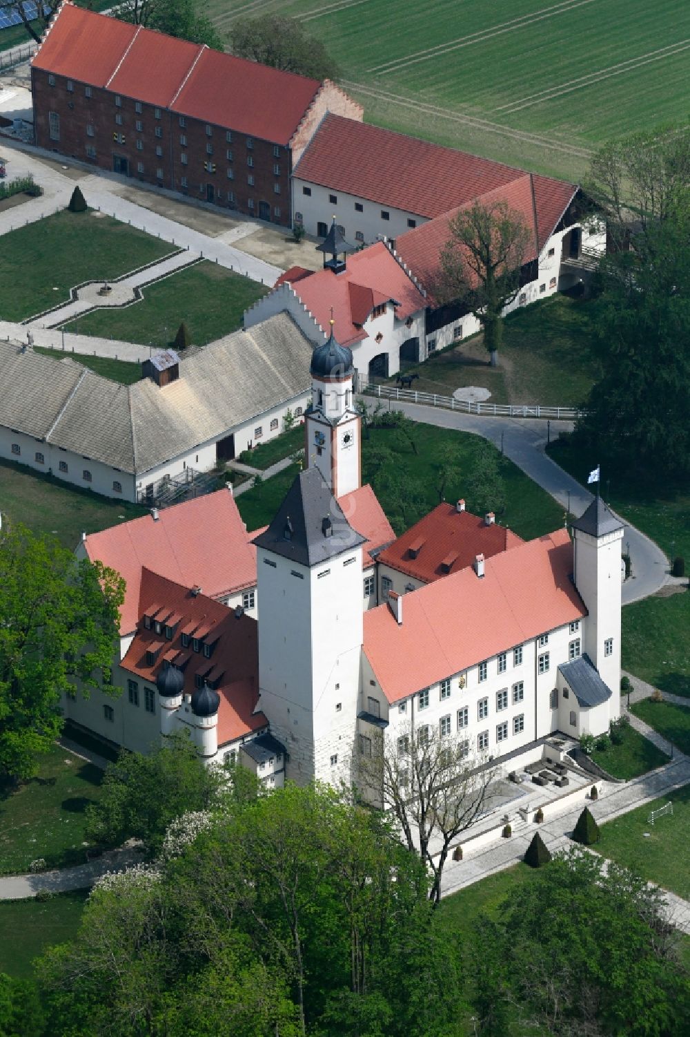 Steindorf aus der Vogelperspektive: Palais des Schloss Schloss Hofhegnenberg in Steindorf im Bundesland Bayern, Deutschland