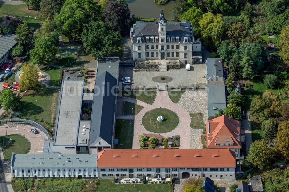 Leipzig aus der Vogelperspektive: Palais des Schloss Schloss Schönefeld an der Zeumerstraße in Leipzig im Bundesland Sachsen, Deutschland