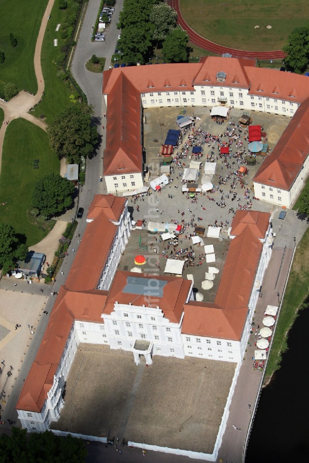 Oranienburg von oben - Palais des Schloss am Schlossplatz in Oranienburg im Bundesland Brandenburg