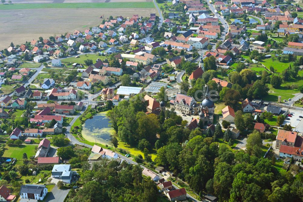 Luftaufnahme Schönfeld - Palais des Schloss Schönfelder Traumschloss in Schönfeld im Bundesland Sachsen, Deutschland