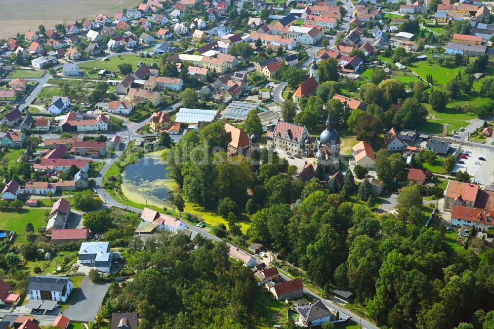 Schönfeld von oben - Palais des Schloss Schönfelder Traumschloss in Schönfeld im Bundesland Sachsen, Deutschland