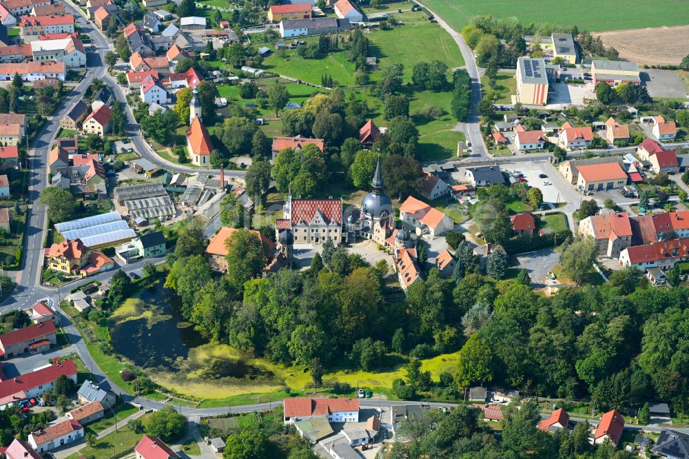 Luftaufnahme Schönfeld - Palais des Schloss Schönfelder Traumschloss in Schönfeld im Bundesland Sachsen, Deutschland