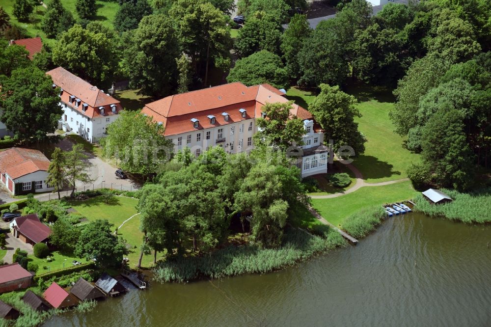 Luftaufnahme Wustrau-Altfriesack - Palais des Schloss und Tagungsstätte der Deutschen Richterakademie in Wustrau-Altfriesack im Bundesland Brandenburg, Deutschland