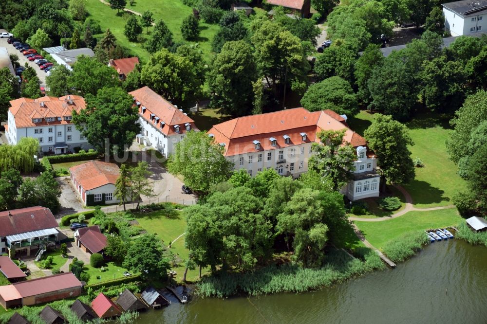 Wustrau-Altfriesack von oben - Palais des Schloss und Tagungsstätte der Deutschen Richterakademie in Wustrau-Altfriesack im Bundesland Brandenburg, Deutschland