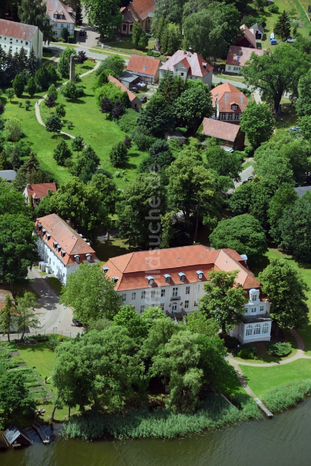 Wustrau-Altfriesack aus der Vogelperspektive: Palais des Schloss und Tagungsstätte der Deutschen Richterakademie in Wustrau-Altfriesack im Bundesland Brandenburg, Deutschland