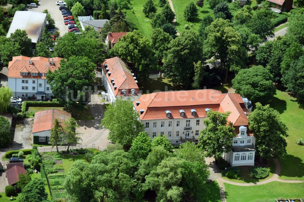 Luftbild Wustrau-Altfriesack - Palais des Schloss und Tagungsstätte der Deutschen Richterakademie in Wustrau-Altfriesack im Bundesland Brandenburg, Deutschland