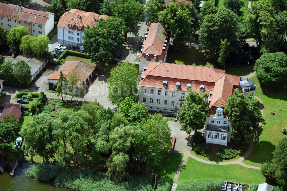 Luftaufnahme Wustrau-Altfriesack - Palais des Schloss und Tagungsstätte der Deutschen Richterakademie in Wustrau-Altfriesack im Bundesland Brandenburg, Deutschland