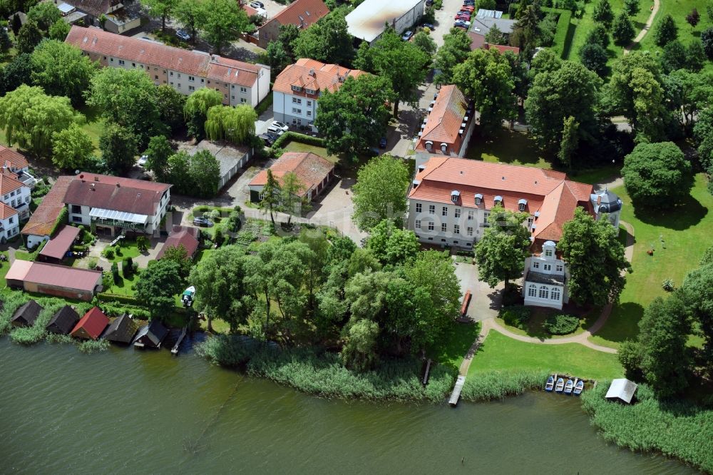 Wustrau-Altfriesack von oben - Palais des Schloss und Tagungsstätte der Deutschen Richterakademie in Wustrau-Altfriesack im Bundesland Brandenburg, Deutschland