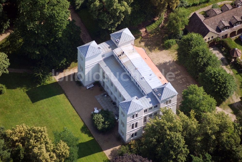 Berlin von oben - Palais des Schloss Tegel (auch Humboldt-Schloss) im Ortsteil Reinickendorf in Berlin, Deutschland