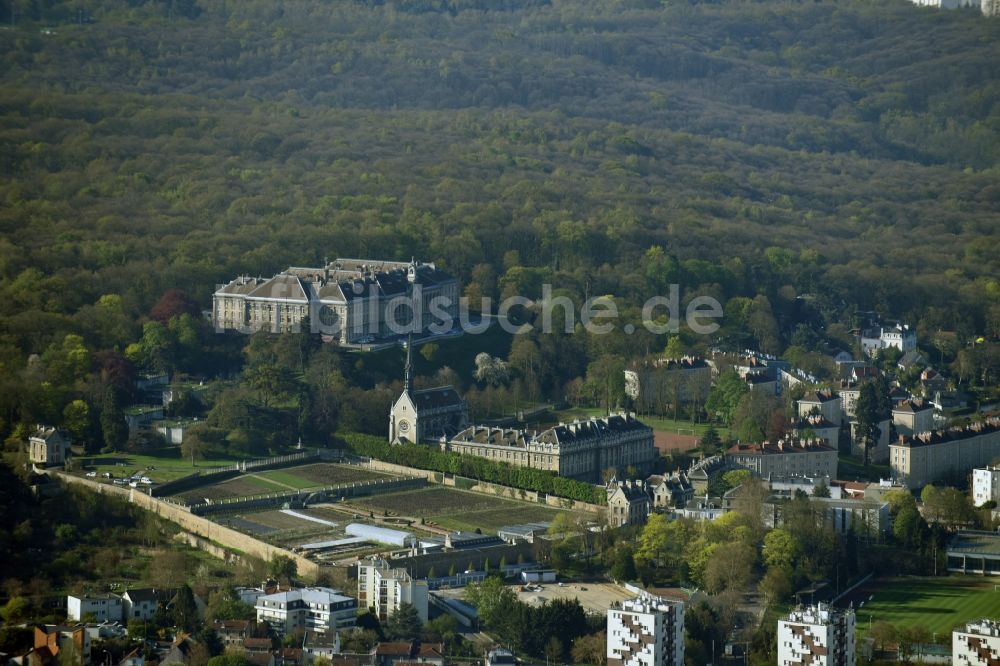 Meudon von oben - Palais des Schloss Village Educatif Saint-Philippe - Apprentis d'Auteuil an der Rue du Père Brottier in Meudon in Ile-de-France, Frankreich