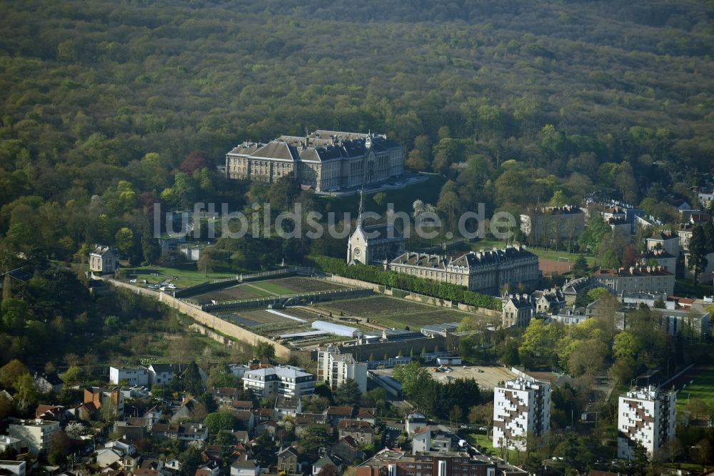 Meudon aus der Vogelperspektive: Palais des Schloss Village Educatif Saint-Philippe - Apprentis d'Auteuil an der Rue du Père Brottier in Meudon in Ile-de-France, Frankreich