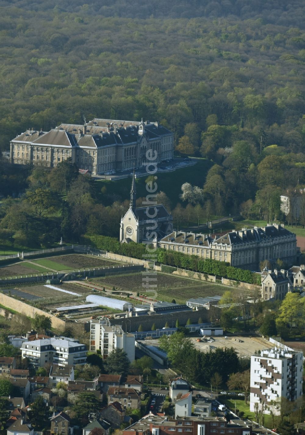 Luftaufnahme Meudon - Palais des Schloss Village Educatif Saint-Philippe - Apprentis d'Auteuil an der Rue du Père Brottier in Meudon in Ile-de-France, Frankreich