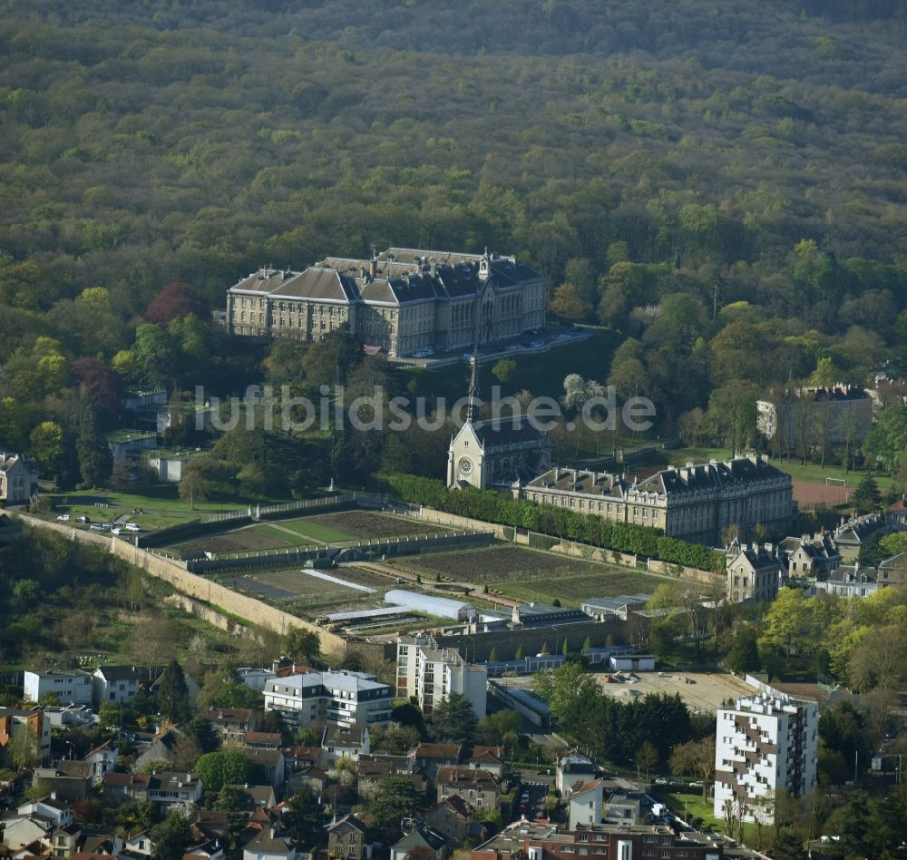 Meudon von oben - Palais des Schloss Village Educatif Saint-Philippe - Apprentis d'Auteuil an der Rue du Père Brottier in Meudon in Ile-de-France, Frankreich