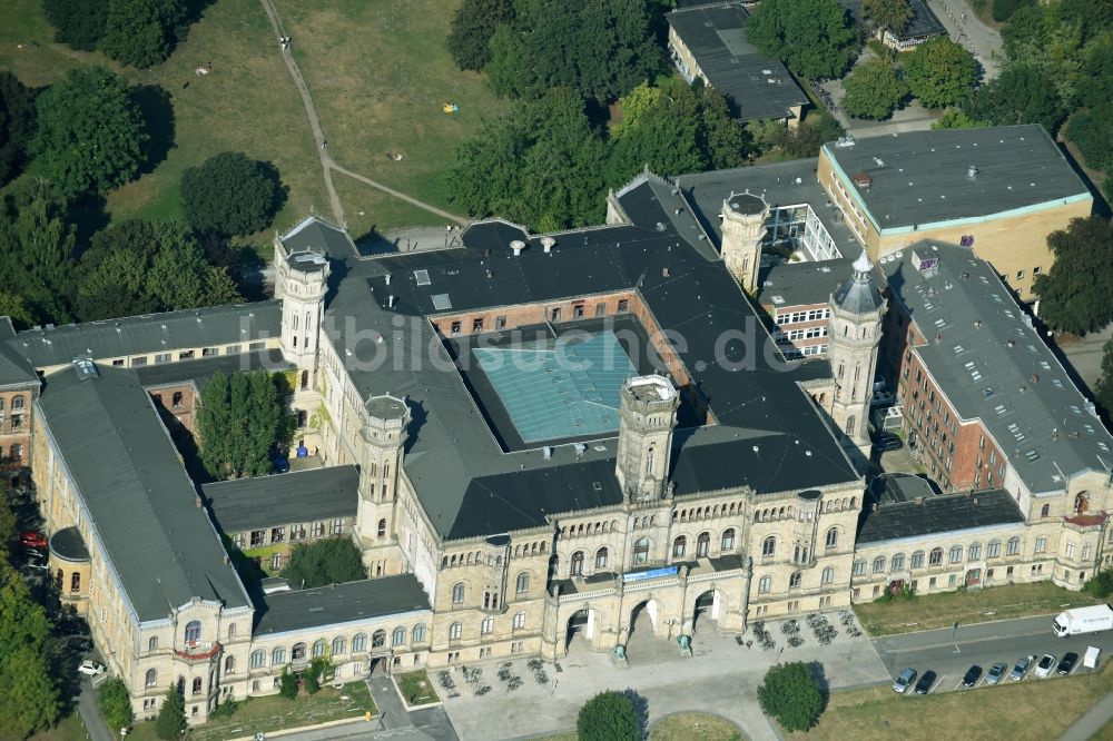 Luftaufnahme Hannover - Palais des Schloss Welfenschloss im Welfengarten in Hannover im Bundesland Niedersachsen