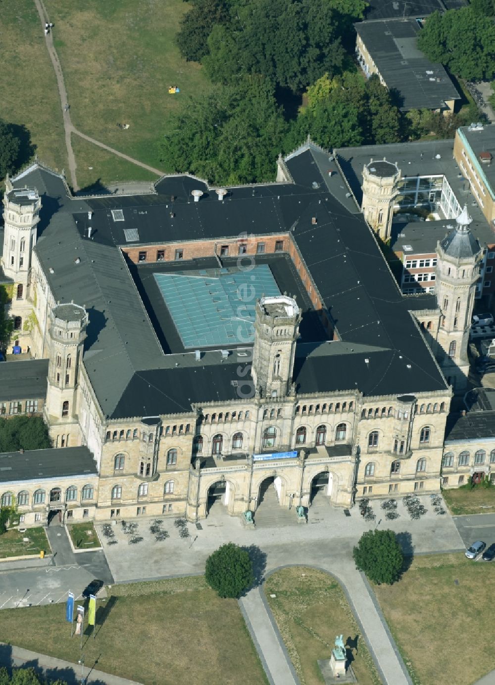 Hannover von oben - Palais des Schloss Welfenschloss im Welfengarten in Hannover im Bundesland Niedersachsen