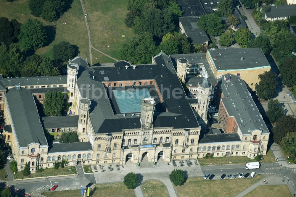 Hannover aus der Vogelperspektive: Palais des Schloss Welfenschloss im Welfengarten in Hannover im Bundesland Niedersachsen