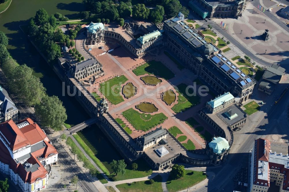 Luftbild Dresden - Palais des Schloss Zwinger mit der Gemäldegalerie Alte Meister und dem Kronentor im Ortsteil Altstadt in Dresden im Bundesland Sachsen, Deutschland