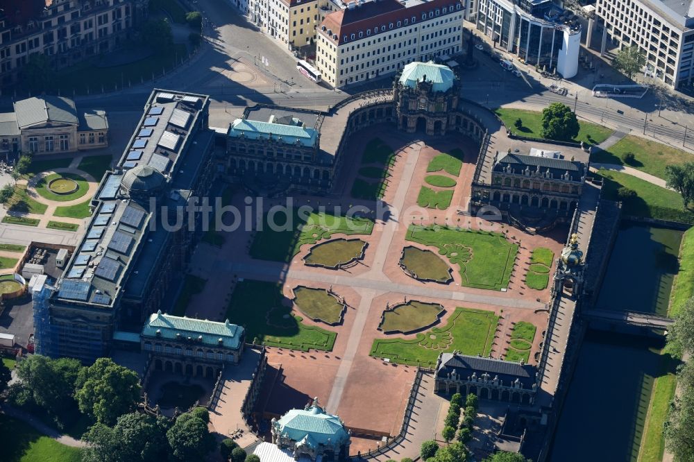 Dresden aus der Vogelperspektive: Palais des Schloss Zwinger mit der Gemäldegalerie Alte Meister und dem Kronentor im Ortsteil Altstadt in Dresden im Bundesland Sachsen, Deutschland