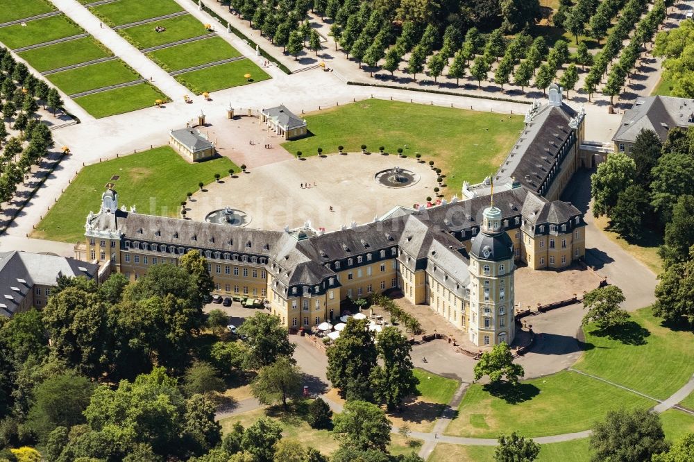 Luftaufnahme Karlsruhe - Palais des Schlosses Karlsruhe mit Schlossplatz in Karlsruhe im Bundesland Baden-Württemberg, Deutschland