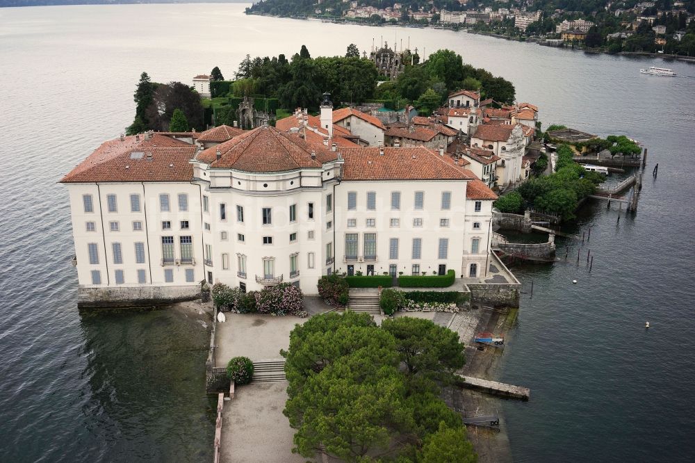 Luftaufnahme Isola Bella - Palast- Palazzo Borromeo auf der Insel Isola Bella in Piemonte, Italien