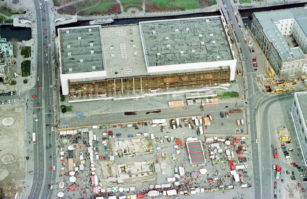 Berlin aus der Vogelperspektive: Palast der Republik vor der Asbestsanierung.