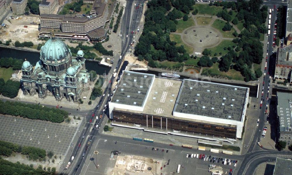 Luftaufnahme Berlin /Mitte - Palast der Republik Berliner Dom Marx-Engels-Forum 1995 in Berlin / Mitte