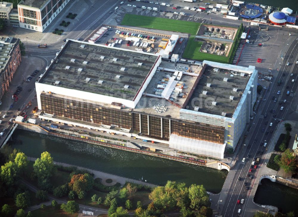 Berlin aus der Vogelperspektive: Palast der Republik, einem Gebäude am Schloßplatz in Berlin Mitte