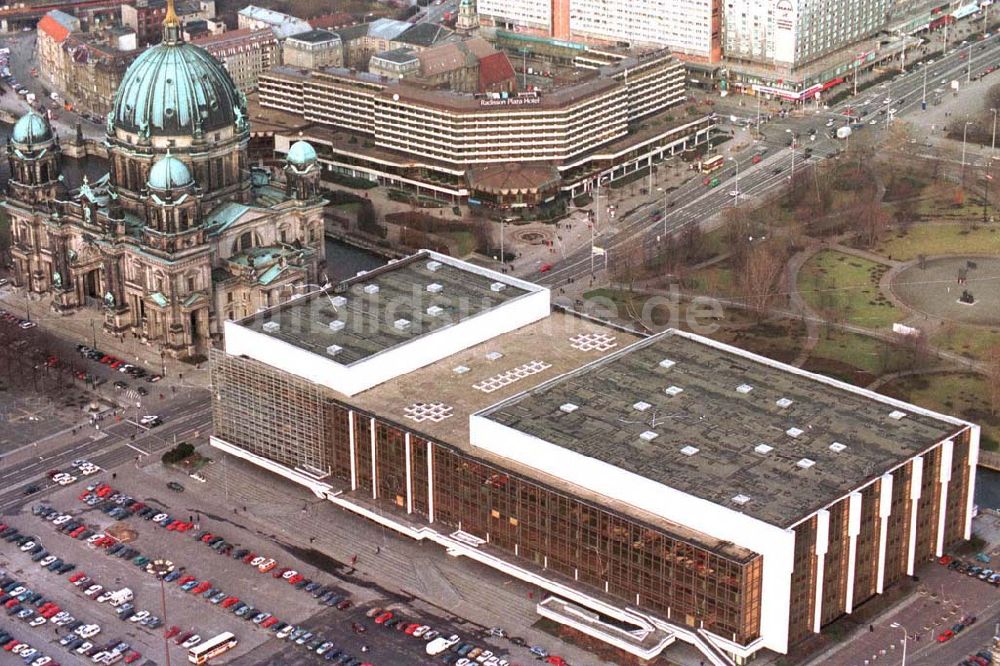 Berlin von oben - Palast der Republik am Marx Engels Platz 20.1995