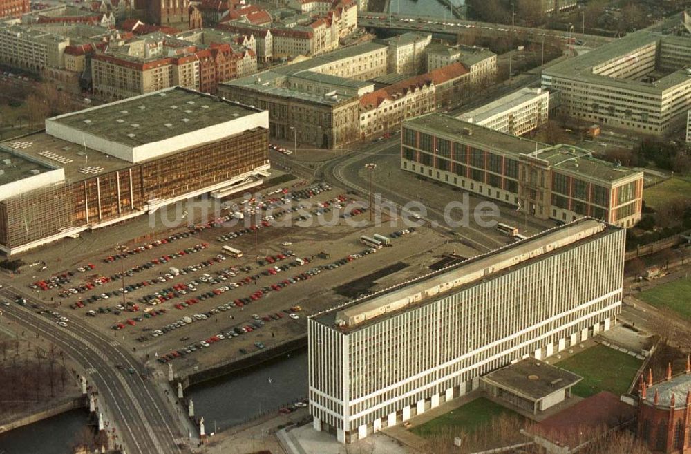 Luftbild Berlin - Palast der Republik am Marx Engels Platz mit ehemaliegen Ausenministerium und Staatsratsgebeuder der DDR 20.1995