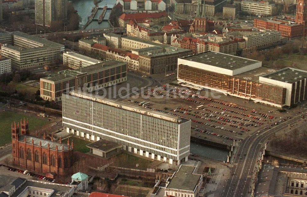 Luftaufnahme Berlin - Palast der Republik am Marx Engels Platz mit ehemaliegen Ausenministerium und Staatsratsgebeuder der DDR 20.1995