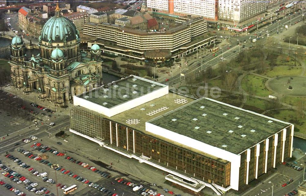 Berlin von oben - 12.02.95 Palast der Republik/Stadtratsgebäude