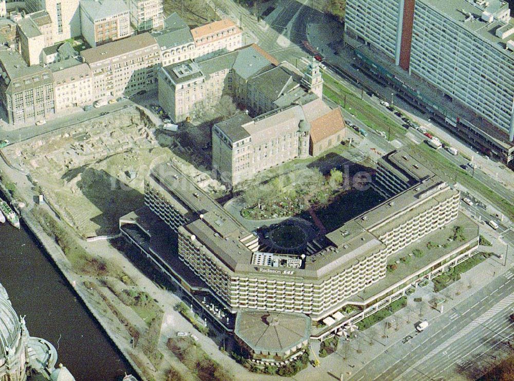 Luftbild Berlin - Palasthotel mit abgerissenem Kongreßzentrum in Berlin - Mitte.