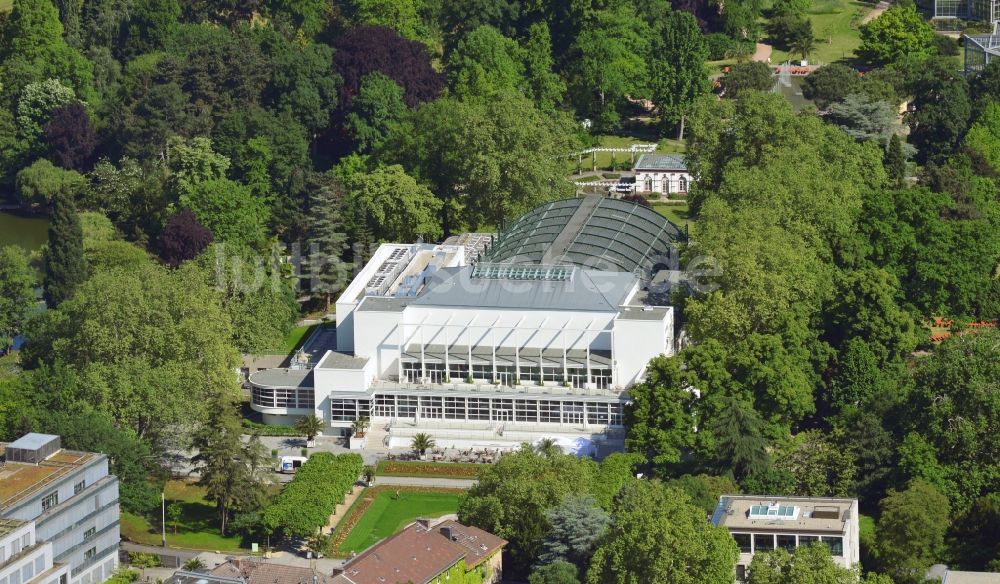 Frankfurt am Main von oben - Palmen- und Gesellschaftshaus im botanischen Garten im Stadtteil Westend in Frankfurt am Main im Bundesland Hessen