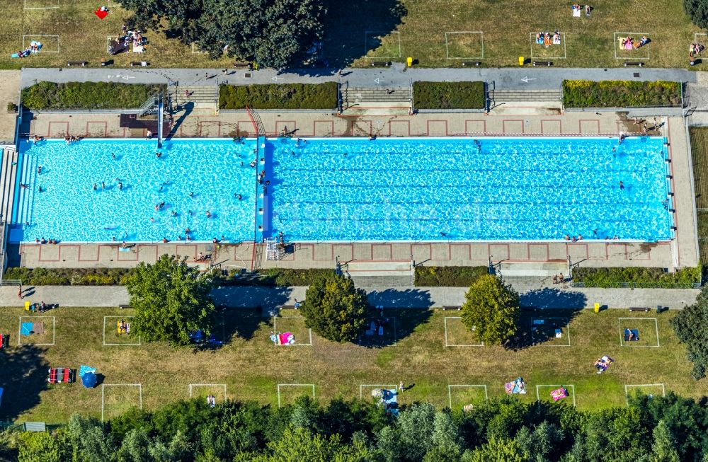 Bottrop aus der Vogelperspektive: Pandemie- Abstand der Badegäste auf den Liegewiesen des Stenkhoff- Bad in Bottrop im Bundesland Nordrhein-Westfalen, Deutschland