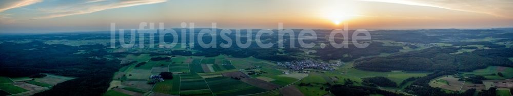 Hayingen aus der Vogelperspektive: Panorama bei Sonnenuntergang der Dorf - Ansicht am Rande von Feldern in Hayingen im Bundesland Baden-Württemberg, Deutschland