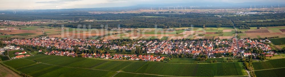 Hochstadt (Pfalz) aus der Vogelperspektive: Panorama der Dorf - Ansicht am Rande von Feldern in Hochstadt (Pfalz) im Bundesland Rheinland-Pfalz, Deutschland