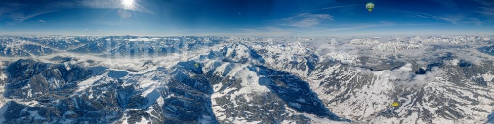 Luftaufnahme Saalbach - Panorama der Felsen- und Berglandschaft des winterlich schneebedeckten Glemmtal in Saalbach in Österreich