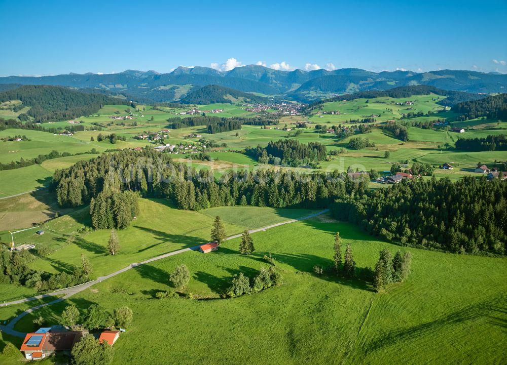 Luftbild Sulzberg - Panorama Forstgebiete in einem Waldgebiet mit Wiesenlandschaft in Sulzberg in Vorarlberg, Österreich