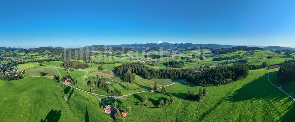 Luftaufnahme Sulzberg - Panorama Forstgebiete in einem Waldgebiet mit Wiesenlandschaft in Sulzberg in Vorarlberg, Österreich