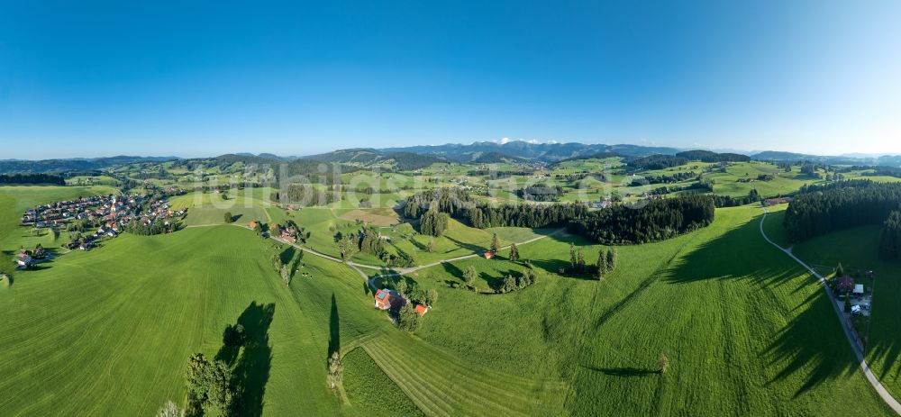 Sulzberg von oben - Panorama Forstgebiete in einem Waldgebiet mit Wiesenlandschaft in Sulzberg in Vorarlberg, Österreich