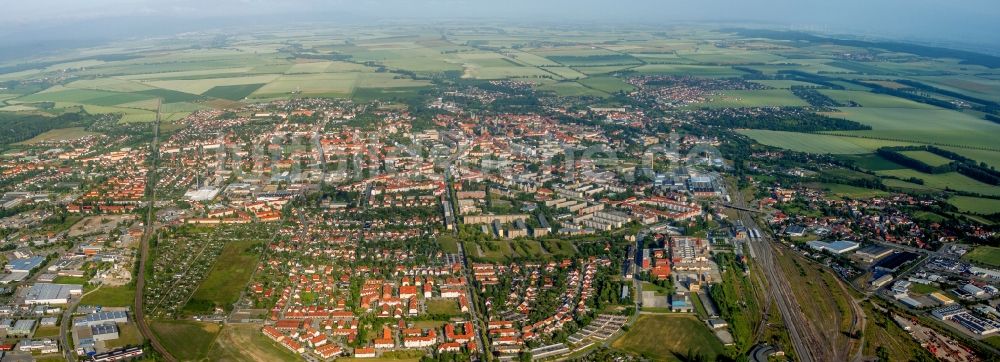 Halberstadt aus der Vogelperspektive: Panorama von Gesamtübersicht und Stadtgebiet mit Außenbezirken und Innenstadtbereich in Halberstadt im Bundesland Sachsen-Anhalt, Deutschland