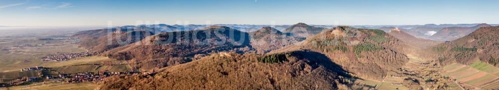 Ranschbach aus der Vogelperspektive: Panorama des Haardtrand des Pfälzerwaldes mit Dorf - Ansicht zwischen Weinbergen in Ranschbach im Bundesland Rheinland-Pfalz, Deutschland