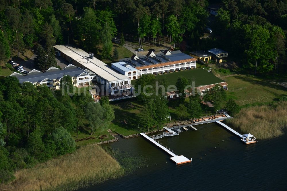 Warnitz aus der Vogelperspektive: Panorama Hotel am Oberuckersee in Warnitz in der Uckermark im Bundesland Brandenburg