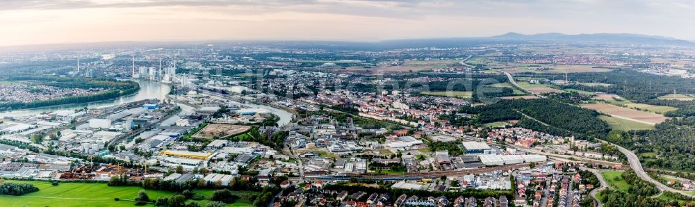 Mannheim von oben - Panorama der Kaianlagen und Schiffs- Anlegestellen am Hafenbecken des Binnenhafen Rheinauhafen am Rhein mit Gelände der Rhein- Chemie Rheinau GmbH im Ortsteil Rheinau in Mannheim im Bundesland Baden-Württemberg, Deutschland