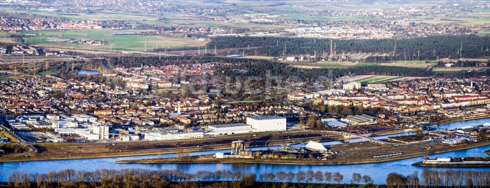 Mannheim von oben - Panorama der Kaianlagen und Schiffs- Anlegestellen am Hafenbecken des Rheinauhafen des Rhein im Ortsteil Rheinau in Mannheim im Bundesland Baden-Württemberg, Deutschland