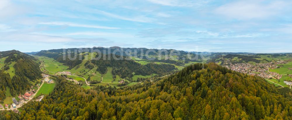 Oberstaufen aus der Vogelperspektive: Panorama vom Konstanzer Tal bei Oberstaufen im Bundesland Bayern, Deutschland