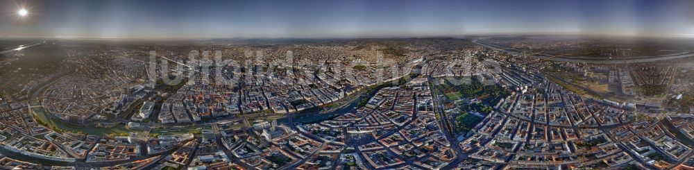 Luftaufnahme Wien - Panorama - Perspektive entlang der Uferbereiche des Flußverlaufes der Donau mit dem Augarten - Park in Wien in Österreich