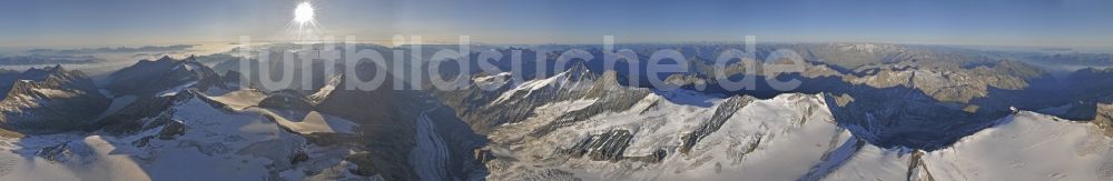 Pasterzenboden von oben - Panorama - Perspektive vom Sonnenaufgang am Felsen- und Gebirgsmassiv des Großglockner in Pasterzenboden in Österreich